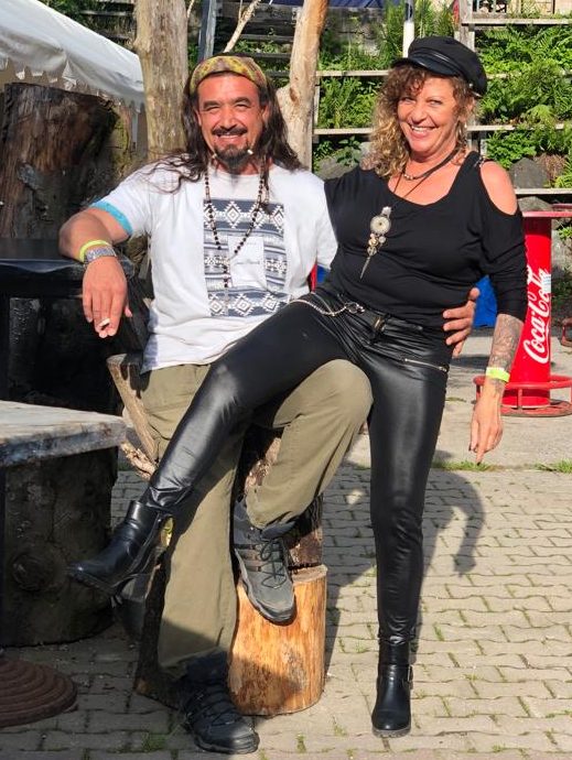 Licht-im-ich.de Ein Mann mit Bart und eine Frau mit Brille lächeln freundlich in die Kamera.