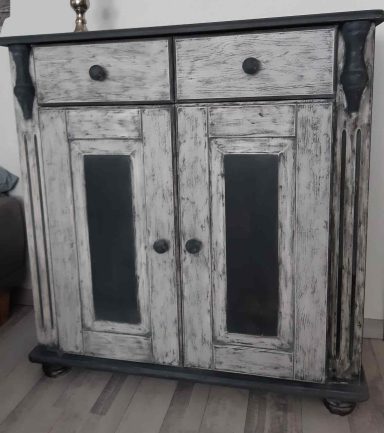 Antiker Holzschrank mit zwei Schubladen und zwei Glasscheiben in der Tür.