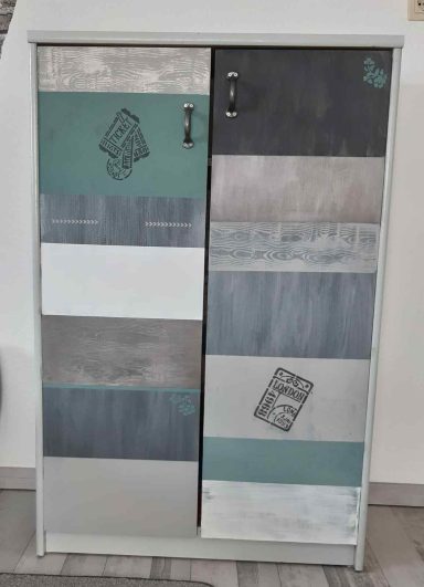 Schrank in Pastellfarben mit geometrischen Mustern und zwei Schiebetüren.